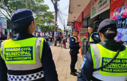 Agentes da Guarda Civil Municipal de Belo Horizonte durante patrulhamento preventivo em área comercial de Venda Nova, como parte das ações de segurança e proteção da população na região.