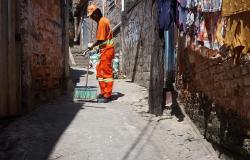 Gari limpa vila de Belo Horizonte, durante o dia.