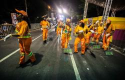 Garis trabalham para manter a cidade limpa durante o Carnaval