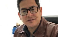 Foto oficial - Marcelo Alves Mourão, Diretor Administrativo-financeiro Diretor Administrativo-financeiro - Marcelo Alves Mourão, Posa em espaço fechado, usando uma jaqueta marrom.