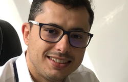 Foto oficial - Pedro Assis Neto, Superintendente Interino de Limpeza Urbana Diretor Operacional - Pedro Assis Neto, posa em uma fotografia em local fechado usando camisa de cor branca.