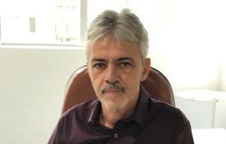 Superintendente da SLU Homem posa para a foto usando camisa marrom