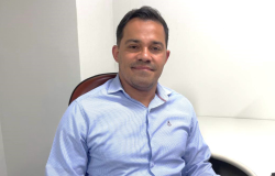 Homem de camisa azul posa para a foto Homem de camisa azul posa para a foto