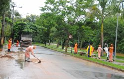 Funcionários da SLU realizando limpeza pós-chuva na Pampulha.