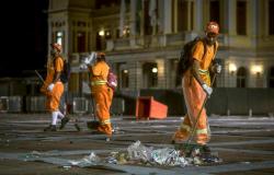 Garis da SLU fazendo a limpeza da Praça da Estação após evento de Carnaval