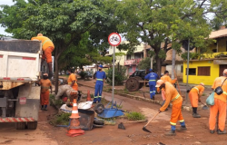 Funcionários da SLU limpando via após chuvas que atingiram a capital na última sexta-feira
