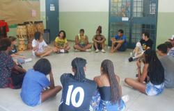 Treze jovens em círculo em um dos Centros de Referência de Assistência Social (CRAS) da região Nordeste.