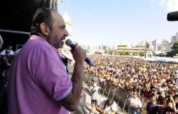 Cerca de 200 mil pessoas participam da Parada do Orgulho LGBT de Belo Horizonte