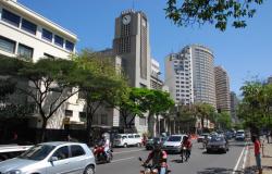 Fachada da Prefeitura Municipal de Belo Horizonte, durante o dia. 