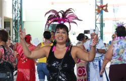 mulher com adereços de carnaval em Baile de Carnaval no Centro de Referência da Pessoa Idosa