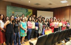 Cerca de cinquenta mulheres posam para foto na Prefeitura de Belo Horizonte