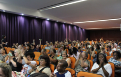 Mais se sessenta mulheres sentadas na sala JK, na Prefeitura Municipal de Belo Horizonte. 