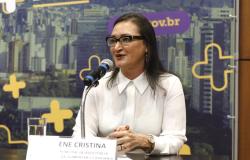 Foto oficial - Rosilene Rocha, Diretor de Planejamento, Secretária Municipal de Assistência Social, Segurança Alimentar e Cidadania Secretária Municipal de Assistência Social, Segurança Alimentar e Cidadania - Rosilene Rocha, posa em uma fotografia de rosto em local fechado com camisa cor branca.