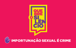Imagem gráfica com fundo rosa. Ao centro, o texto Quebre O Silêncio. Abaixo, uma mão roxa seguida do texto: Importunação sexual é crime.