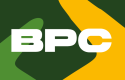 Sob fundo verde claro, verde escuro e laranja, os dizeres "BPC"