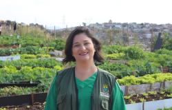 Foto oficial - Darklane Rodrigues Dias, Diretor de Planejamento, Secretária Segurança Alimentar e Nutricional da SMASAC Secretária Segurança Alimentar e Nutricional - Darklane Rodrigues Dias, posa em uma fotografia em local aberto onde se vê uma horta ao fundo