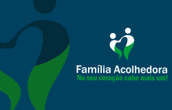 Logo com criança e adulto de mãos dadas formando um coração nas cores azul e verde, à esquerda, e centralizado, nas cores branco e verde. Abaixo, os dizeres "Família Acolhedora - no seu coração caba mais um!"