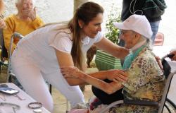Primeira-dama do município de Belo Horizonte, Ana Laender, abraça idoso cadeirante em Instituição de Longa Permanência para Idosos, durante o dia.