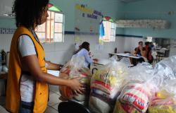 Equipes da Assistência Social distribuindo cestas básicas na Vila Bernadete, no Barreiro