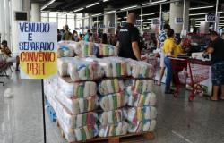 Cestas básicas são distribuídas pela Prefeitura em supermercados de BH