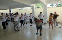 Dez idosos fazem ginástica no CRAS Lagoa. 