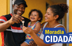 Uma família composta por um homem, uma mulher e uma criança aparecem sorridentes em uma foto gerada por inteligência artificial. Há o texto Moradia Cidadã.