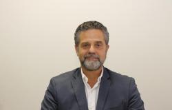 Foto oficial - Henrique de Castilho Marques de Sousa, Superintendente da Sudecap Superintendende da Sudecap - Henrique de Castilho Marques de Sousa, posa em uma fotografia usando terno cinza escuro.