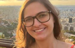 Foto oficial - Tricia Mota Zandim, Diretora de Planejamento e Controle de Empreendimentos da SUDECAP Diretora de Planejamento e Controle de Empreendimentos da SUDECAP - Tricia Mota Zandim, posa em uma fotografia apenas de rosto em local aberto.