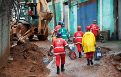 Funcionários da Sudecap fazendo manutenção na Vila Bernadete, no Barreiro, após as chuvas