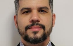 Diretor de projetos estratégicos e inovação - Arthur Oliveira, posa em uma fotografia de rosto.