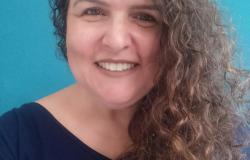 Diretora de planejamento e controle de mobilidade - Gabriela Pereira, posa em uma fotografia de rosto, utilizando uma blusa azul.