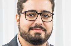 Foto oficial - Gregório Luz , Diretor de Planejamento e Monitoramento do Transporte da SUMOB Diretor de Planejamento e Monitoramento do Transporte da SUMOB , posa em uma fotografia apenas de rosto em local fechado.