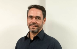 André Luis Portilho Matos, Diretor de Administração e Finanças homem branco com barba e cabelo escuros veste camisa azul escuro