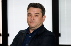 Gustavo Fonseca de Oliveira, Diretor de Planejamento e Economia dos Transportes Homem branco de cabelos escuros vestindo casaco preto e camisa azul escura