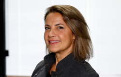 Patricia Rito, Diretora Jurídica da SUMOB Mulher branca, de cabelos escuros curtos e lisos, veste casaco escuro e sorri para a foto