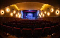Teatro Marília recebe espetáculo que celebra trajetória da artista Maria Tereza 