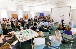 participantes assistem o Seminário Global na Áustria 
