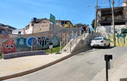Obra de urbanização que inclui escada, na Vila Sumaré, durante o dia. 
