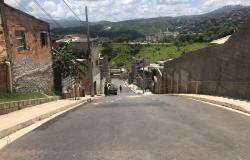 Rua recém asfaltada no Alto Vera Cruz, durante o dia. 