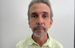 Foto oficial - Aderbal de Freitas, Diretor de Habitação e Regularização Fundiária da Urbel Diretor de Habitação e Regularização Fundiária da Urbel - Aderbal de Freitas, posa em uma fotografia apenas de rosto em local fechado.