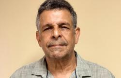 Diretor-Presidente - Claudius Vinícius Leite Pereira, posa em uma fotografia com uma camisa social em ton Pastel.
