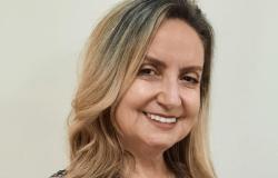 Diretora Administrativa Financeira da Urbel - Tânia de Lourdes Silva, posa em uma fotografia apenas de rosto em local fechado.
