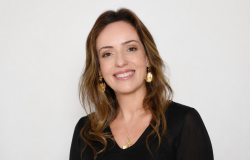 Diretora Jurídica da Urbel - Glória Consuelo Coelho de Paiva, posa em uma fotografia apenas de rosto em local fechado.