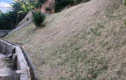Obra de contenção de encosta no Paulo VI está em fase final Imagens da hidrossemeadura realizada no bairro Paulo VI