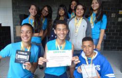 Nove alunos da E. M. Carlos Drummond de Andrade, vencedores de festival de minicurtas da PBH, exibem certificado. 