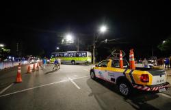 Veículo da operação de trânsito em rua de Belo Horizonte durante a noite.