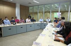 Prefeito Alexandre Kalil e se reúne com secretários e representantes de regionais