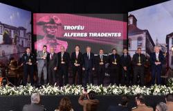 Comandante da Guarda de BH recebe Troféu Alferes Tiradentes do Clube dos Oficiais