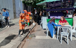 Limpeza na Feira da Afonso Pena é ampliada com turma extra de garis durante o evento 