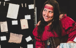 “Além das Cartas” transforma público em consulente no Teatro Francisco Nunes